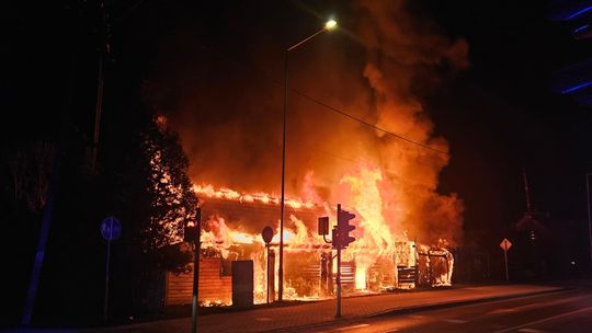 Nocny pożar budynku pod Rzeszowem. Akcja trwała ponad trzy godziny