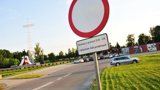 Nocny zakaz wjazdu na parking przy Placu Papieskim. Dlaczego został ustawiony?