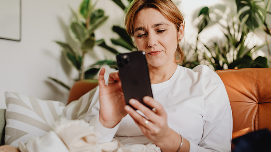 Nowa metoda oszustów na BLIK – sztuczna inteligencja w akcji. Policja bije na alarm