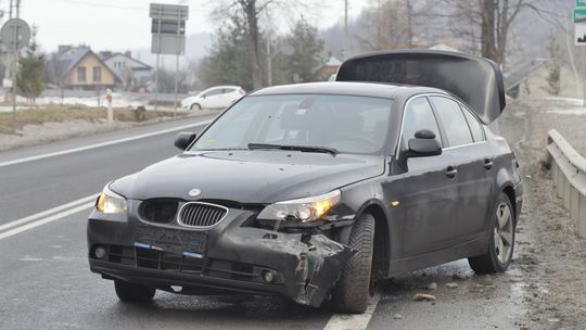 NOWA WIEŚ: Kierowca BMW stracił panowanie i wjechał w barierki