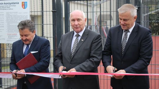 Nowe boisko przy Zespole Szkół w Jedliczu. Powiatowa Inauguracja Roku Szkolnego 2017/2018