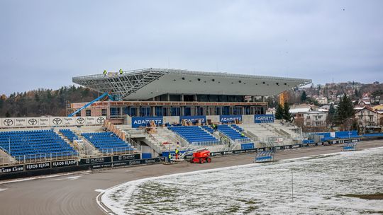Nowe krzesełka na trybunie krytej już montowane! Stadion przy Legionów rośnie w oczach