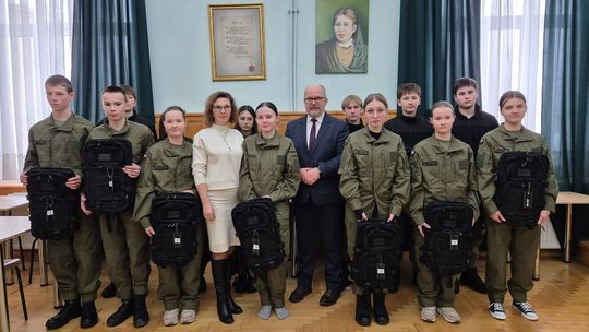 Nowe mundury i sprzęt dla klasy mundurowej w LO w Jedliczu