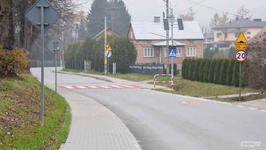 Nowy chodnik i przejście dla pieszych w Bratkówce