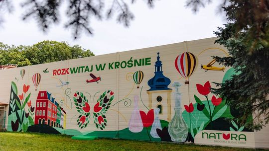 Nowy mural odsłonięty. „RozkWITAJ w Krośnie” zdobi osiedle WSK
