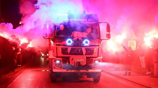 Nowy samochód za ponad 1,3 mln zł w OSP Dobieszyn. Strażacy powitali Volvo