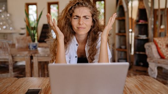 Nowy sposób oszustów. Praca marzeń przez internet
