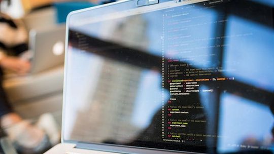 Obsługa prawna branży IT – co warto wiedzieć o ochronie technologii i danych?