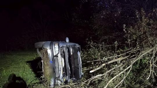 Obywatel Gruzji dachował na łuku drogi w Trzcianie