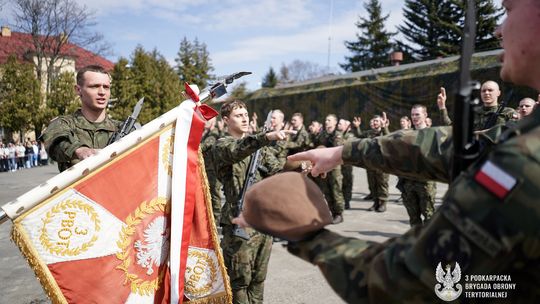 Ochotnicy po szkoleniu złożyli przysięgę i dołączyli do WOT [ZDJĘCIA]