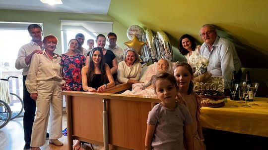 Od wojennej zawieruchy do rodzinnego ciepła. Pani Maria Mazurek z Krosna świętuje 100. urodziny
