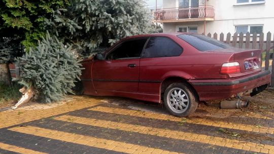 ODRZYKOŃ: BMW ścięło choinkę przy ulicy Armii Krajowej