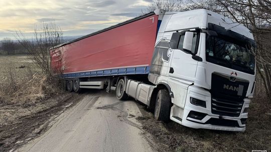 Odrzykoń. Ciężarówka zablokowała drogę