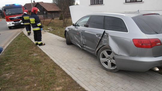 ODRZYKOŃ: Jechał na alarm, bo ktoś podpalił trawę. Doszło do wypadku