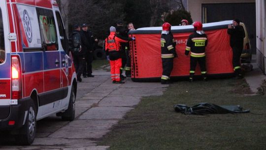 ODRZYKOŃ: Mężczyzna chciał skoczyć z dachu. Złapali go strażacy