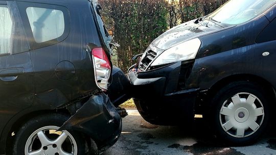 ODRZYKOŃ: Oślepiło go słońce, najechał na tył innego samochodu