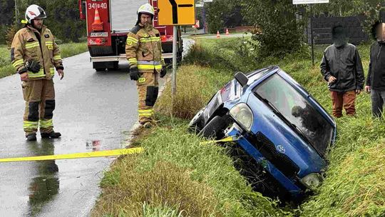 Odrzykoń. Plama oleju przyczyną dwóch kolizji. Toyoty w rowach