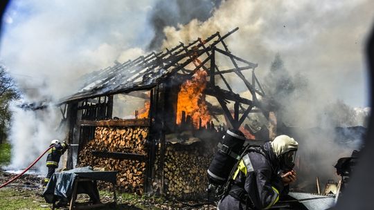 Odrzykoń: Pożar budynku gospodarczego. Strażacki Jelcz w rowie