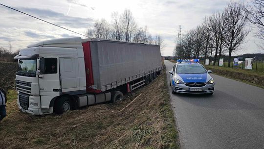 Odrzykoń. Zespołem pojazdów zjechał do rowu