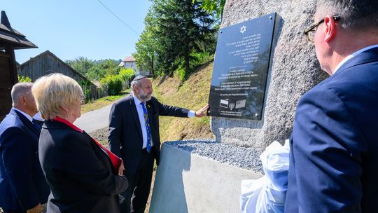 Odsłonięto pomnik upamiętniający Żydów Baligrodzkich