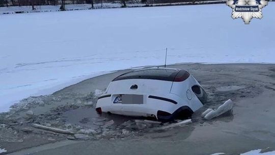 Lód staje się niebezpieczny. Służby ostrzegają przed wchodzeniem na niego
