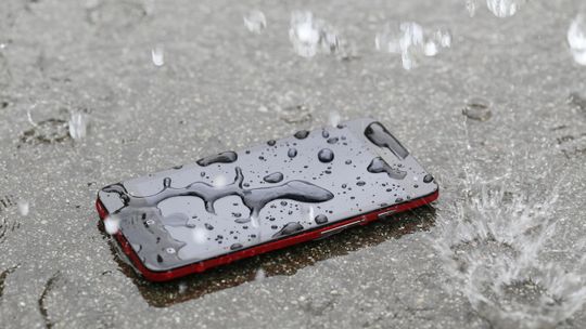 Odzyskanie danych z telefonu po zalaniu? To możliwe z serwisem Uszkodzony Naprawiony!