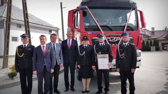 Oficjalne przekazanie MANa strażakom z Rogów. Wręczono też 53 odznaczenia zasłużonym druhom
