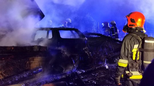 Ogień strawił budynek gospodarczy. Strażacy ratowali pobliskie domostwa