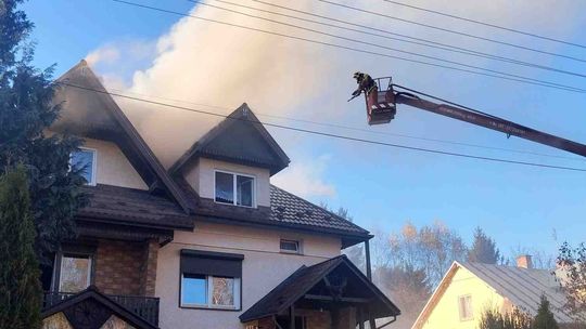 Około 70 strażaków gasi pożar budynków w Przysietnicy