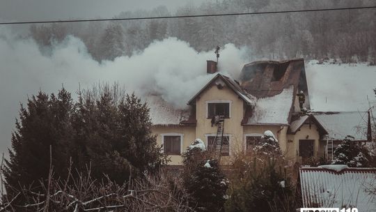 OLCHOWIEC: Kilkudziesięciu strażaków gasiło pożar domu