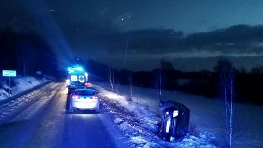 Opel na boku. Kolizja w Wietrznie