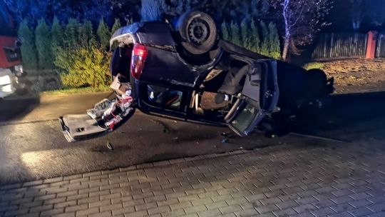 Opel na dachu, pasażer w szpitalu. Zdarzenie na Kolejowej w Rymanowie
