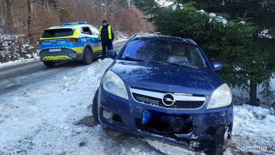 Opel poza jezdnią. 29-latek z dwoma promilami