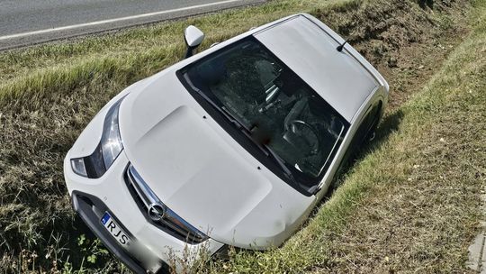 Opel w rowie na DK28 pomiędzy Rymanowem a Klimkówką