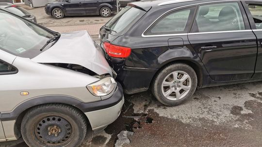Oplem wjechała w tył Audi. Kolizja w centrum zakorkowała ulice Krosna