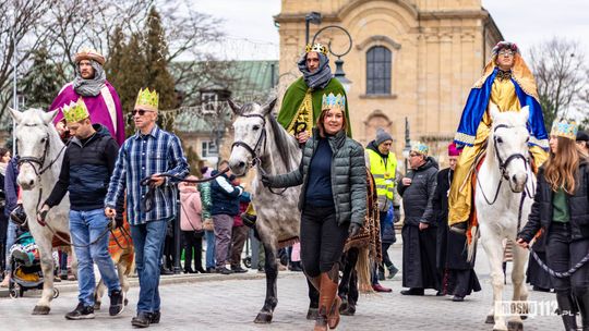 Orszak Trzech Króli przeszedł ulicami Krosna [ZOBACZ ZDJĘCIA]