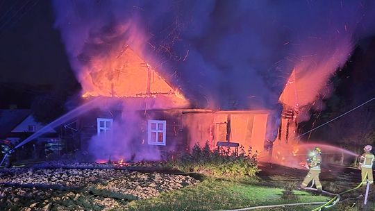 Orzechówka. Drewniany dom spłonął doszczętnie, mieszkańcy zdążyli uciec