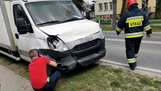 Osobówka i dostawczy zderzyły się na DW990 w Wojaszówce