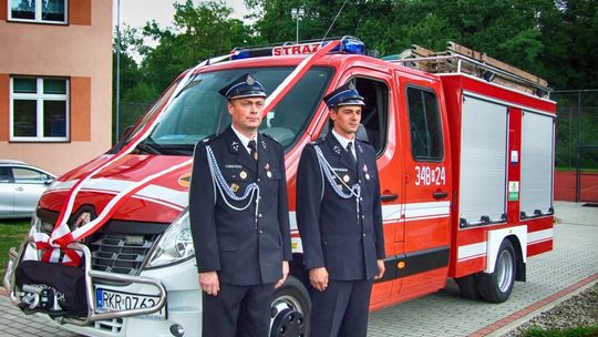 OSP Klimkówka: Uroczyste przekazanie nowego samochodu