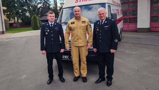 OSP Leśniówka z nowym samochodem. Będzie służył także grupie dronowej