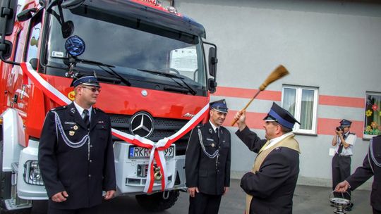 OSP Pustyny: Oficjalne przekazanie i poświęcenie nowego Mercedesa