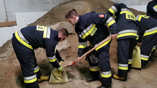 Ostrzeżenia meteo: silny wiatr, roztopy i wysoki stan wody w rzekach