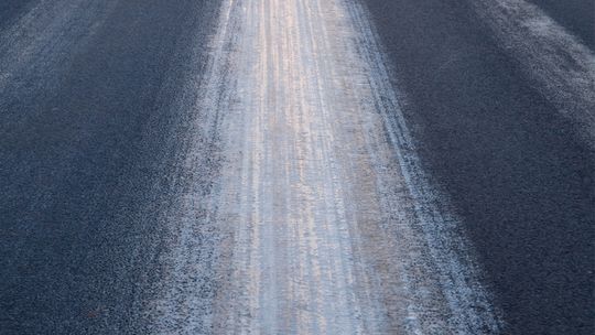 Ostrzeżenie dla kierowców i pieszych. Będzie bardzo ślisko