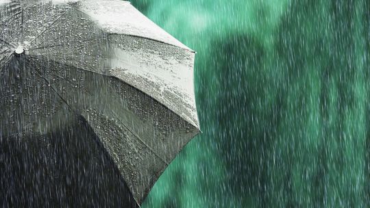? Ostrzeżenie meteo: Silny deszcz z burzami. Miejscami może spaść 100 l/m²