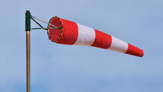 Ostrzeżenie. Prędkość wiatru może sięgać 80km/h