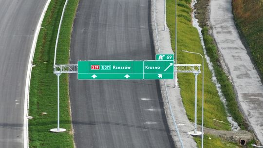 Otwarcie krośnieńskich odcinków S19 coraz bliżej! Ustawiane są już znaki