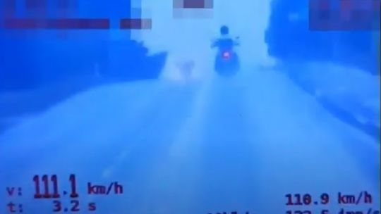 Padał deszcz, motocyklista pędził BMW 111 km/h. W sumie 11 kierowców straciło prawo jazdy