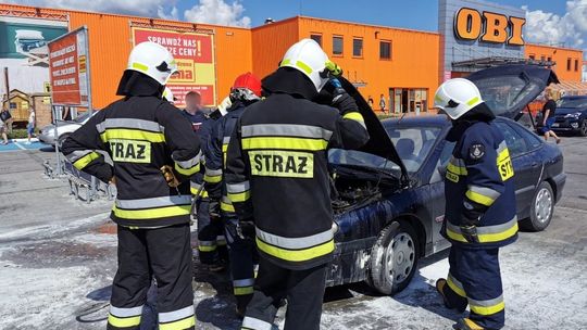 Palił się samochód na parkingu OBI. Z gaśnicami ruszyli m.in. ochroniarze