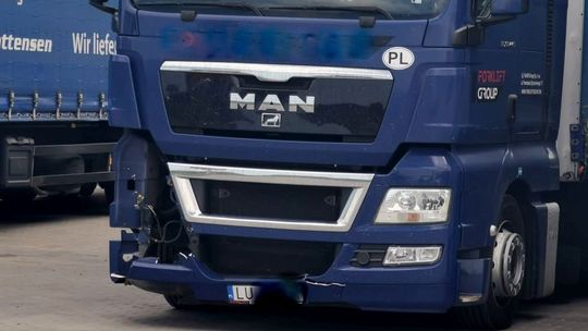 "Pancerny" hyundai i zniszczony MAN. Kolizja na DK19 w Zalesiu