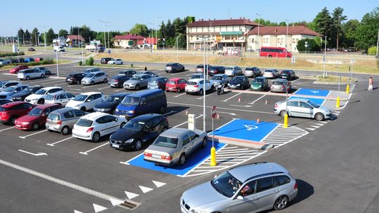 Parking przy starostwie powiatowym w Krośnie gotowy. Ma tu być też stacja ładowania pojazdów